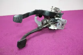 23380159 Chevrolet 16-23 Chevy Camaro Manual Transmission Brake And Clutch Pedal Assembly Unit Oem