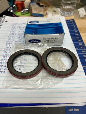 Ford D9tz-7b215-a Nos 1973 - 1979 F100 F250 F350 Output Shaft Seals Manual Trans