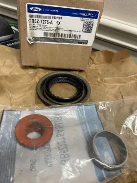 Gb5z7275a Ford Genuine Oem Transfer Case Output Shaft Seal Kit
