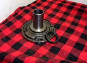 Wt306-6 Muncie 330 3 Speed Front Bearing Retainer Car Applications