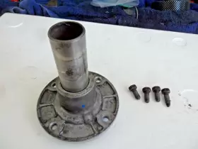 13-52-027-931 Tremec 1994 - 2004 Ford Mustang T5 5-speed Transmission Front Bearing Retainer And Bolts 13-52-027-931 Tremec 1994 - 2004 Ford Mustang T5 5-speed Transmission Front Bearing Retainer And Bolts